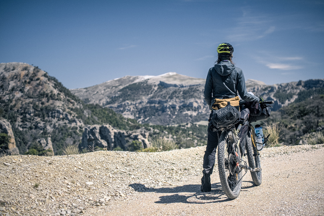 Dans les Sierras de Cazorla, sud-est de l’Espagne. Une banane fabriquée par Bikepackid, un artisan espagnol rencontré sur la route. Photo : Hugo et Élisa