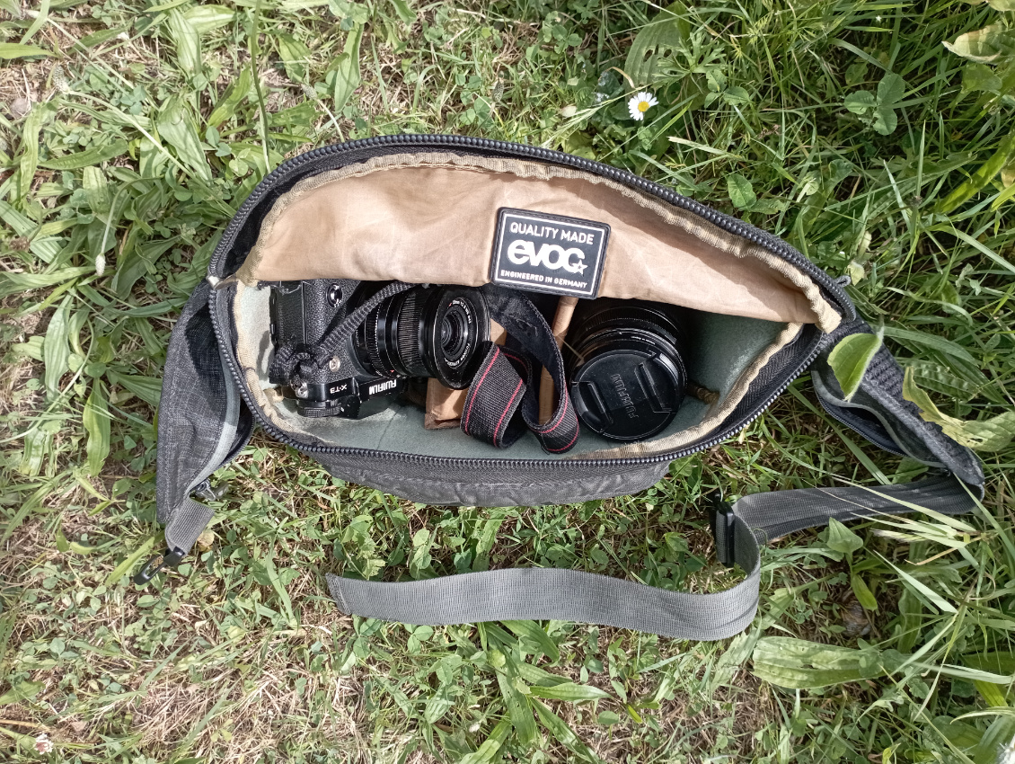 Banane Evoc Capture 7L. Elle peut contenir mon boitier (Fuji XT3), un objectif à focale fixe relativement petit, un zoom plus encombrant et des accessoires (batteries, enregistreur audio, filtres...). Photo : Hugo et Élisa