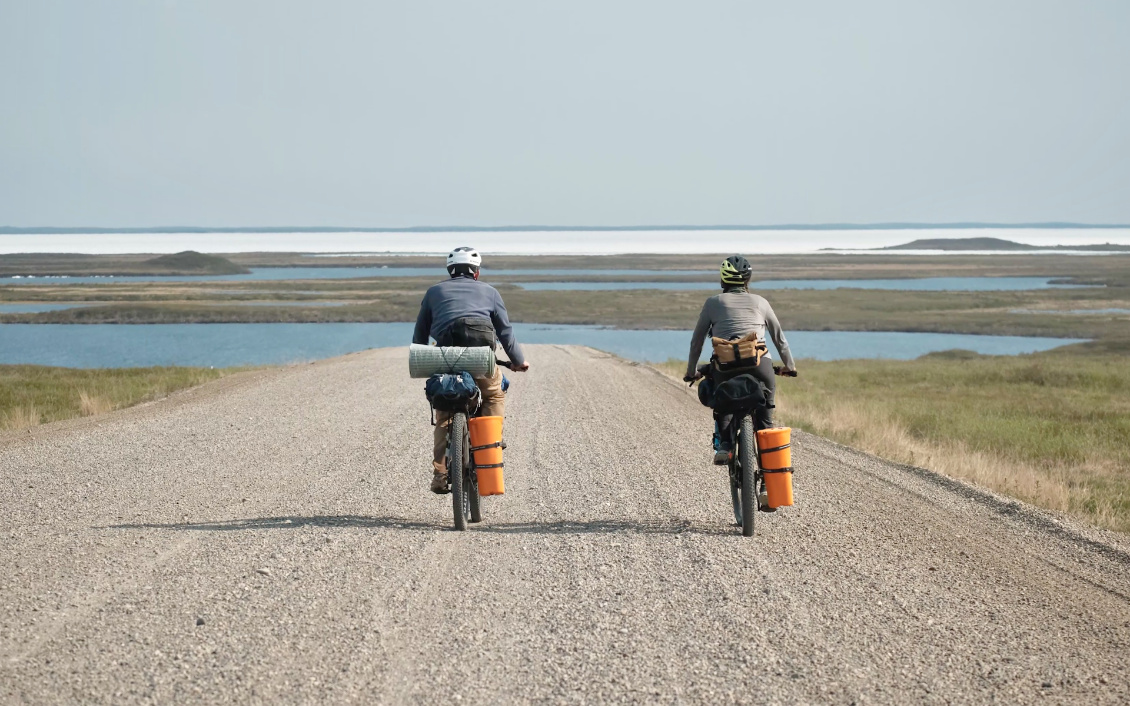 Premiers kilomètres en Amérique, sur la Dempster Highway, Yukon. Photo : Hugo et Élisa