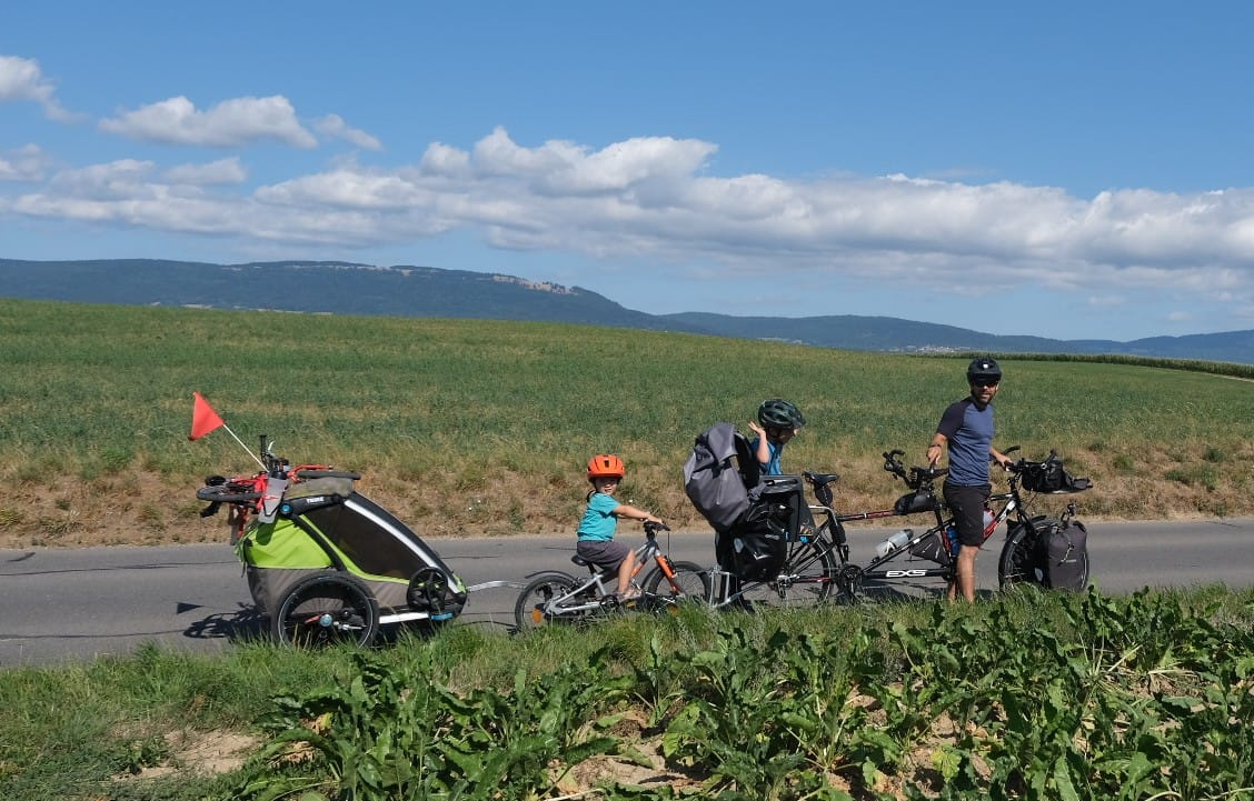 Convoi exceptionnel ! Tandem + follow me + remorque. Ça c'était avant... Photo : Juliette et Kévin