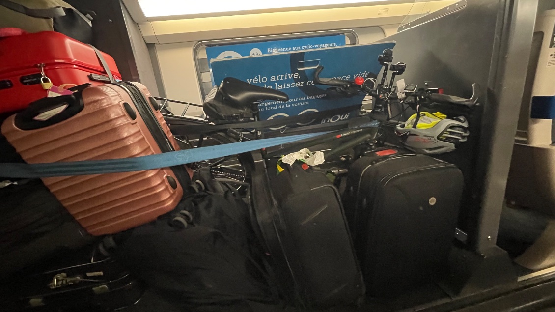 Quelle angoisse ! Cette tonne de bagages entourant et surplombant ma bicyclette. Seule la selle en émerge. Heureusement le contrôleur a fait débarrasser tout ce bric à brac. De surcroît, je descendais avant ces passagers à valises.