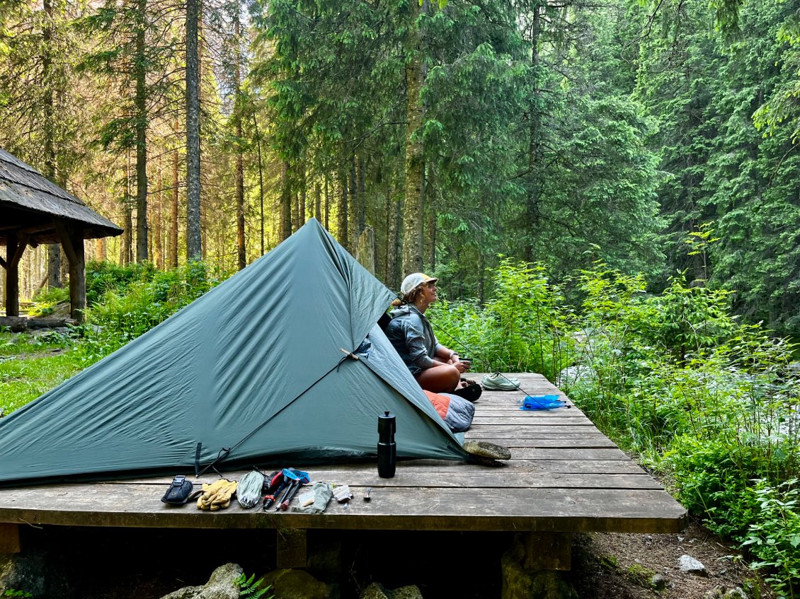 Le demi-tipi, face à la rivière. 