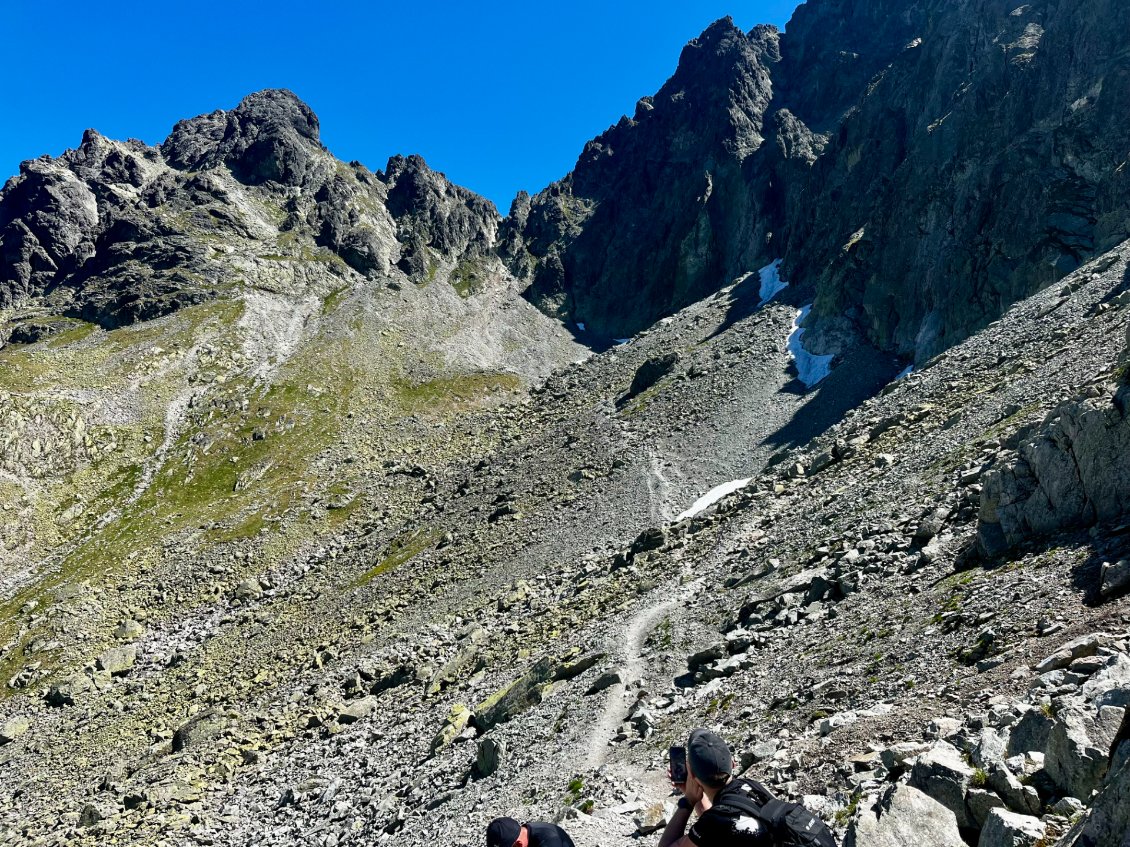 Le col de Prielom passe pile au creux du V formé par les crêtes.
On devine à peine un chemin en zigzag dans ce chantier.