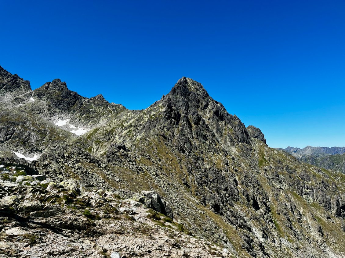 Là-haut, quelques grimpeurs jouent les funambules. 