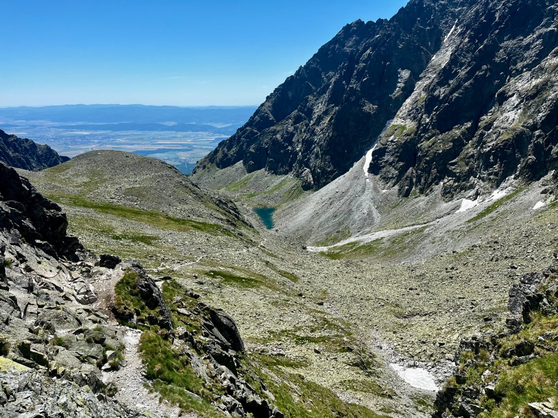 De l’autre côté du col, la vallée plonge vers Tatranská Polianka.