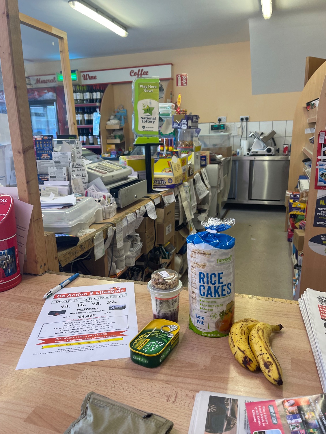 C’est un peu le bazar à l épicerie de Eyries. Même la caisse est ouverte !