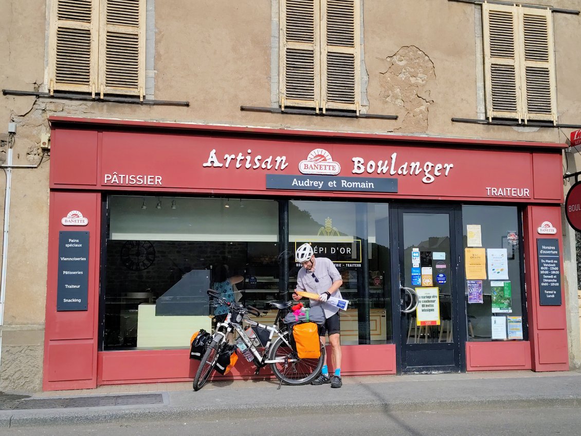 J2. En France la boulangerie est une étape quotidienne importante.