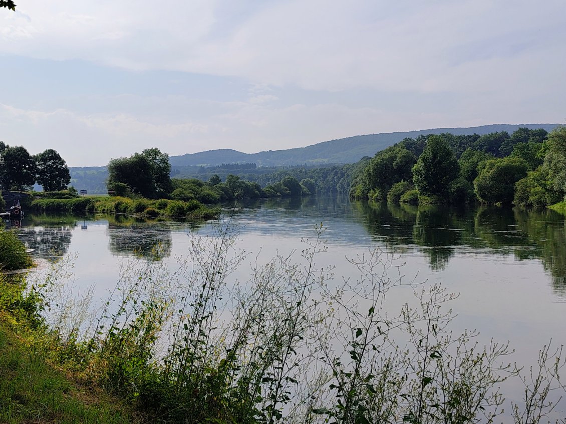 J2. Je découvre la véloroute du Doubs. C'est juste splendide. En plus elle est plate malgré l'absence de reliefs avoisinants.