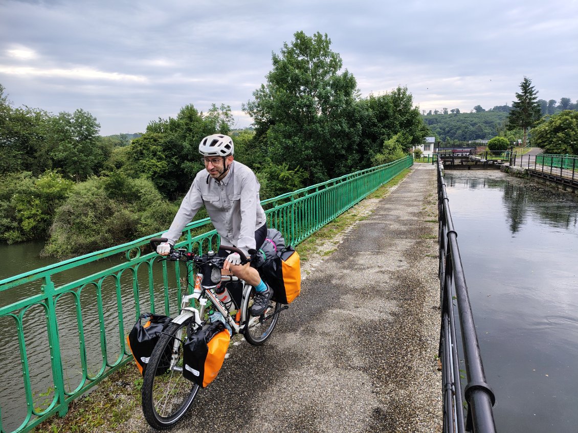 J3. La traversée sur un pont-canal, même petit, est toujours un événement.