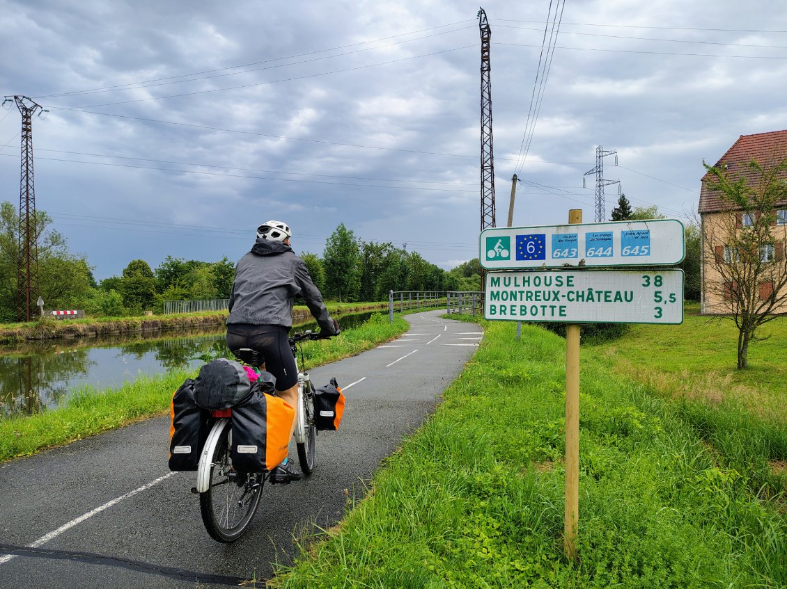 J3. Je pédale sur l'EuroVelo 6. Je l'ai déjà empruntée le long de la Loire jusqu'à l'Atlantique, puis dans l'autre sens pour suivre le Danube jusqu'à Bucarest.