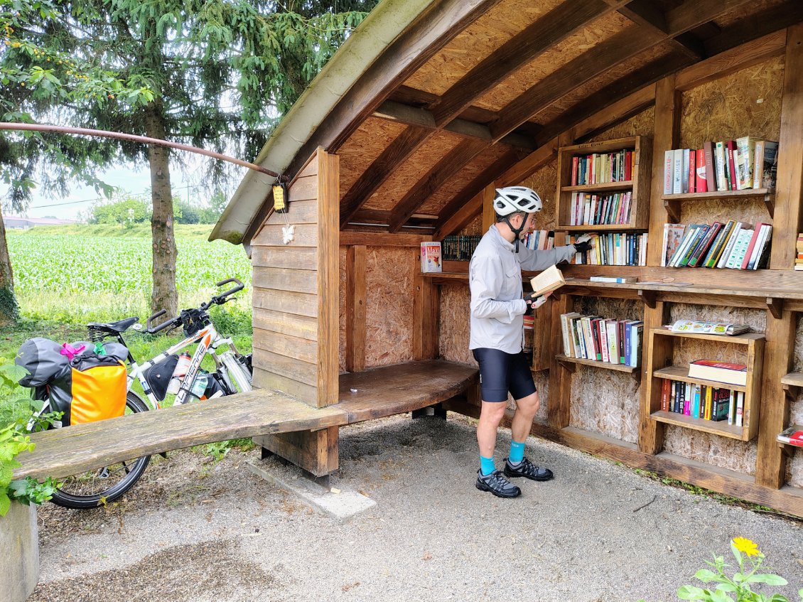J3. Une bibliothèque libre d'accès le long du canal.
