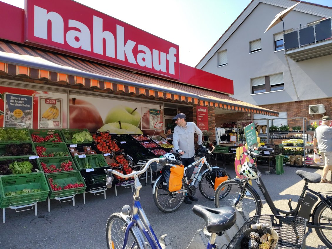 J6. Premier magasin allemand pour me ravitailler. C'est l'occasion de sortir de la véloroute pour me mêler davantage à la vie locale.