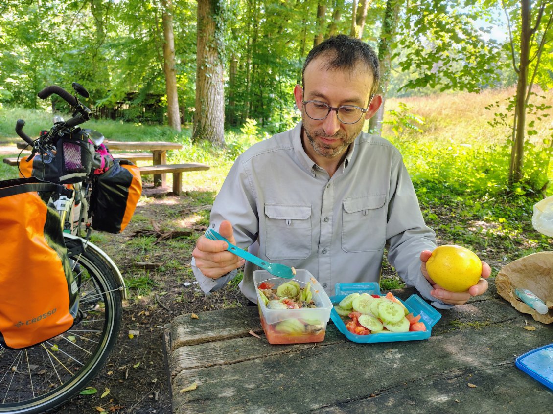 J6. Le vélo ouvre l'appétit et le déjeuner est toujours un moment des plus agréables de la journée.