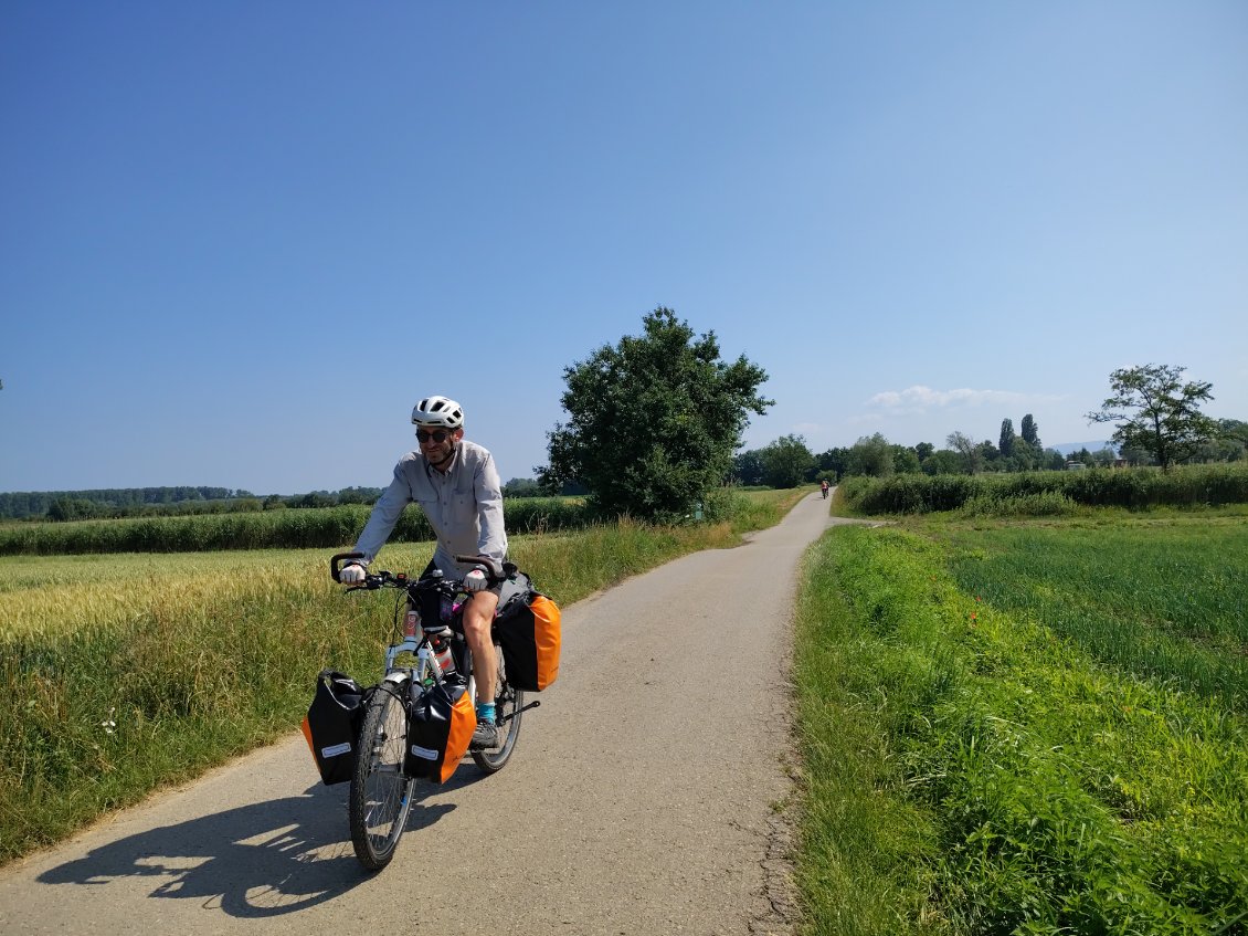 J7. La véloroute est tellement bien aménagée que ça en est parfois légèrement ennuyeux.