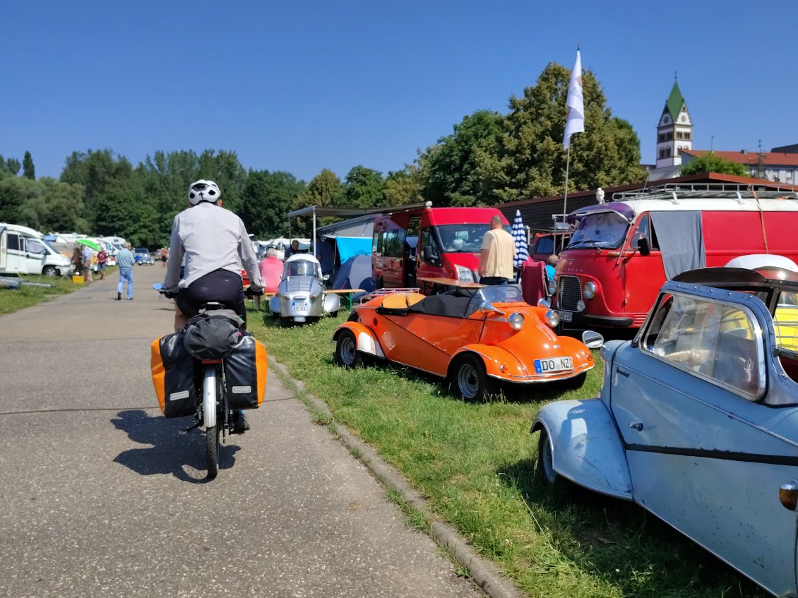 J7. Je multiplie les sorties de la véloroute pour traverser des communes et découvrir au gré du hasard des événements de la vie locale.