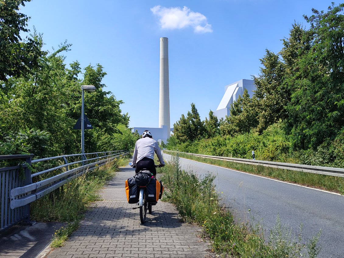 J7. Mannheim et ses environs sont urbanisés, et ponctués d'industries imposantes.
