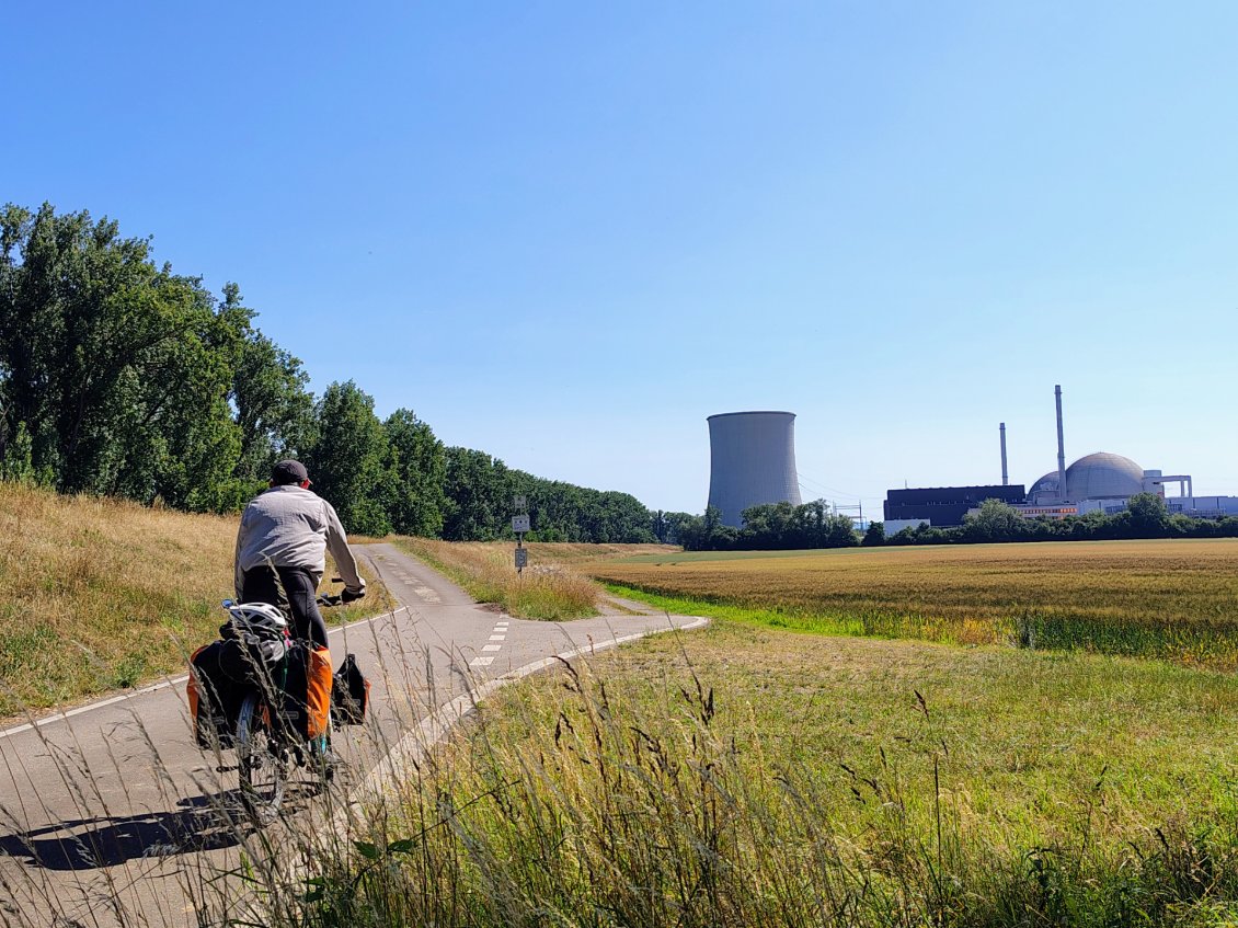 J8. Comme en France les fleuves en Allemagne sont aussi propices à l'installation d'industries et de centrales nucléaire.