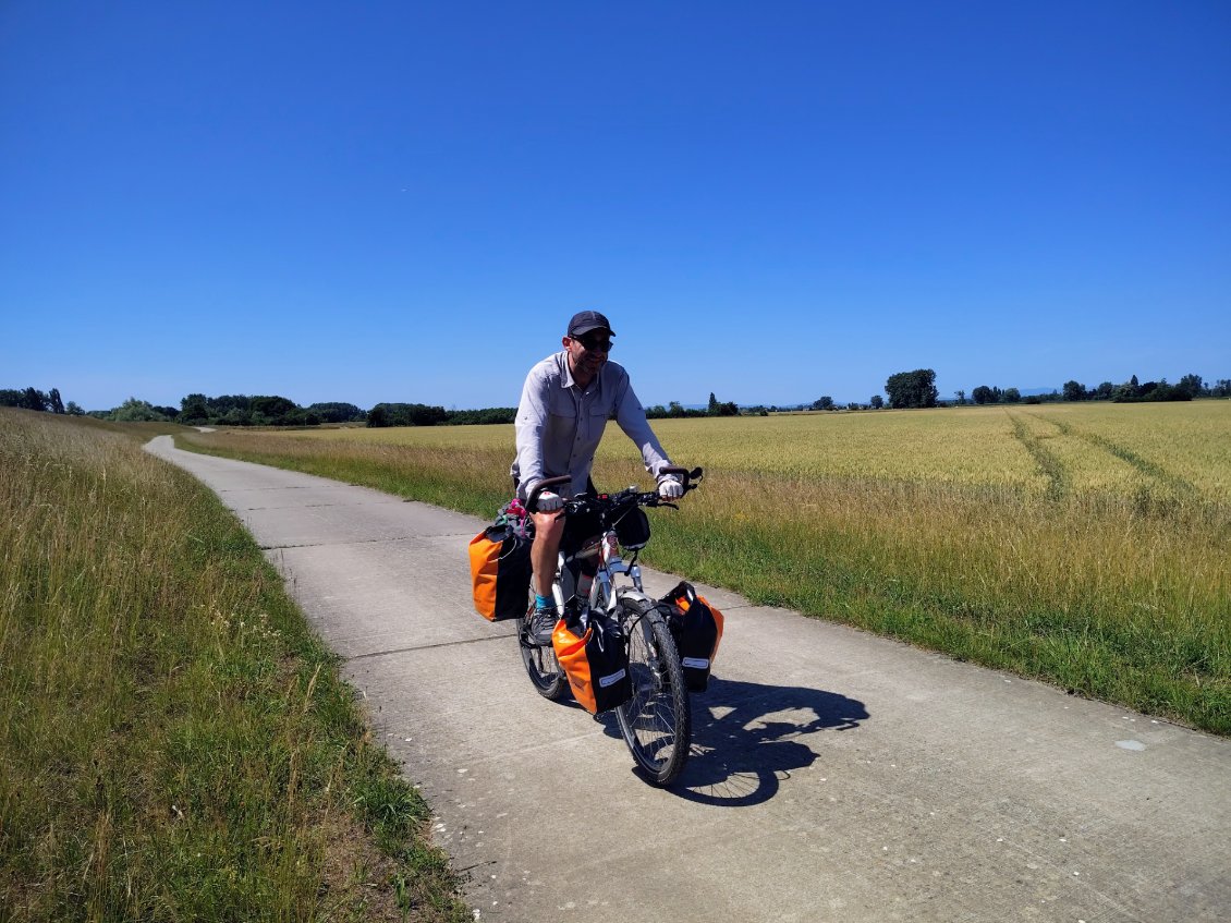 J8. Je traverse de nombreuses exploitations agricoles.