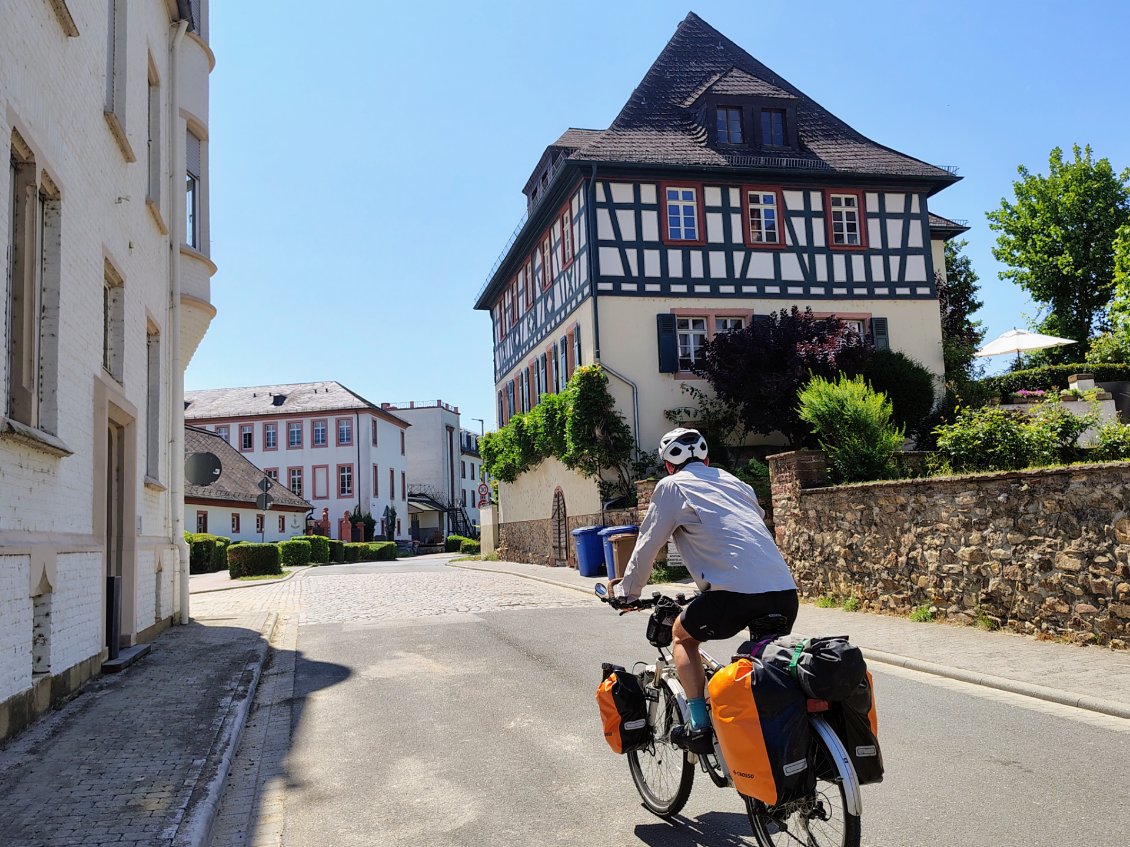 J9. Dans cette région d'Allemagne les maisons à colombages sont nombreuses.