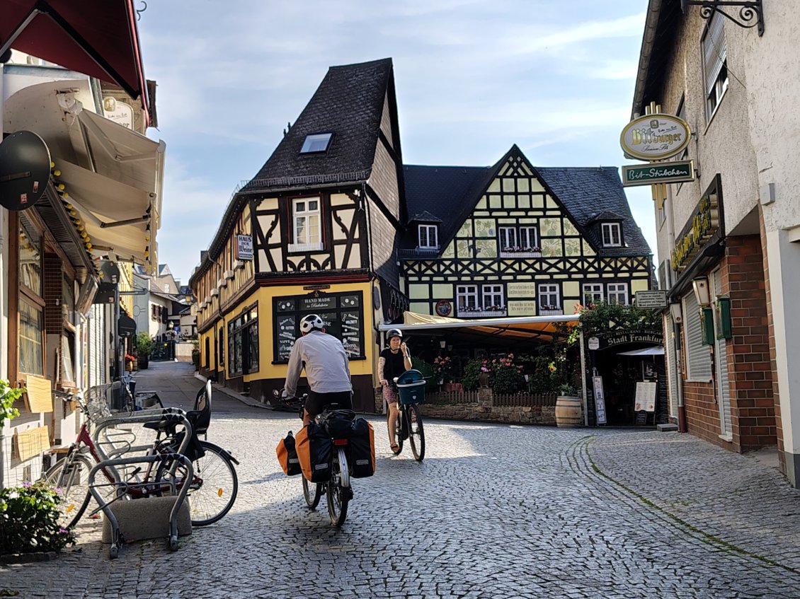 J11. La petite commune de Rüdesheim, renommée des touristes, est la première de la journée d'une longue série de communes pleines de charme.