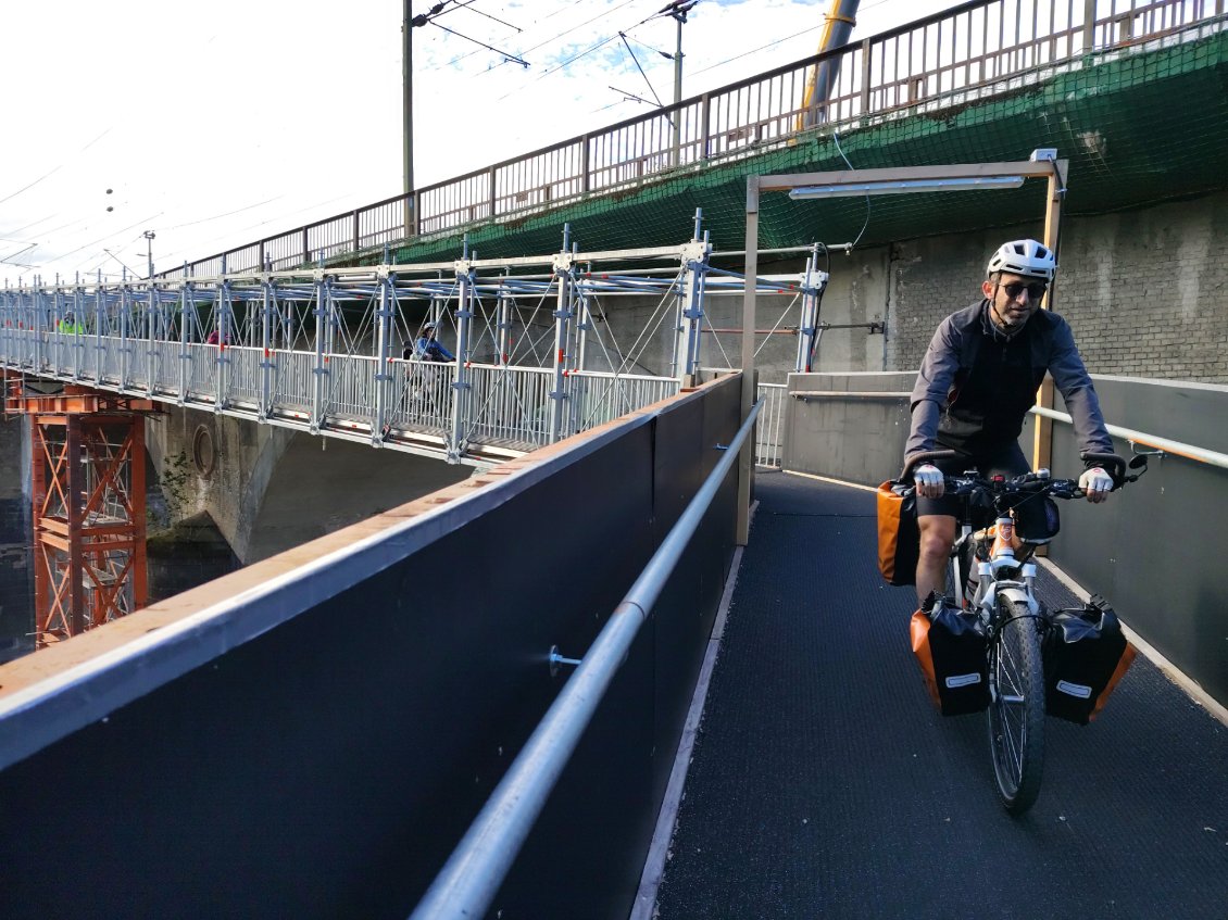 J12. En matière d'aménagement cyclable les Allemands sont toujours en avance sur la France. Ici une passerelle cyclable provisoire, le temps de réparer l'ouvrage existant.