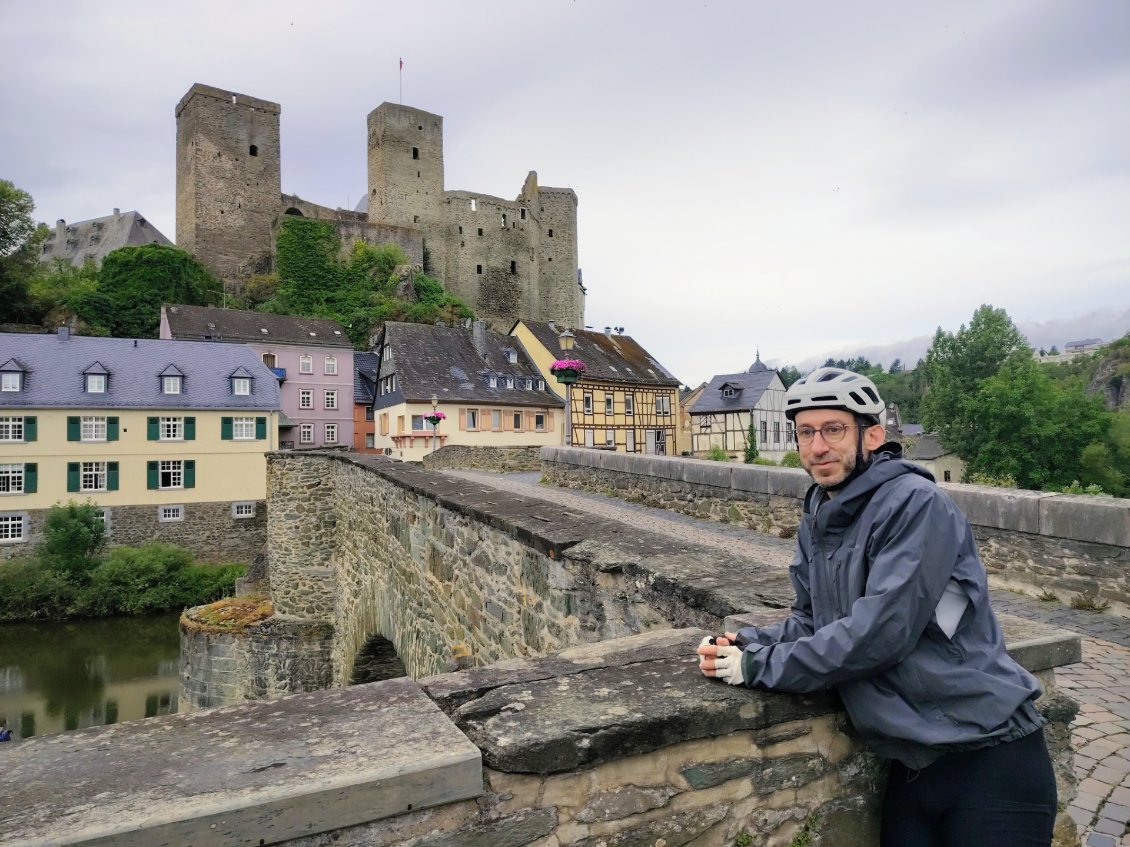J15. Je fais de courtes pauses pour m'inspirer de l'ambiance. Les châteaux perchés sont nombreux dans la région.