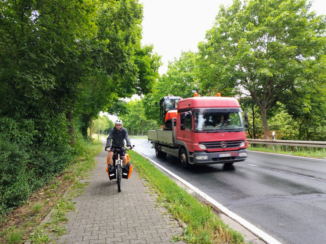 J15. En Allemagne il y a souvent un cheminement piéton et cyclable, distinct de la route.