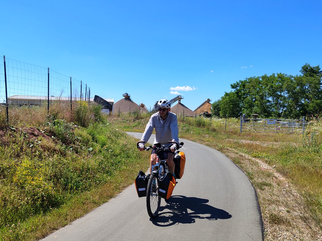 J16. Ici ambiance industrielle, avec un passage à proximité d'une carrière.