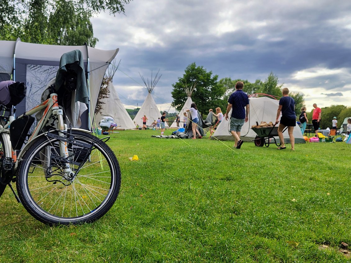 J15. Ce soir je dors dans un camping qui n'en est pas vraiment un. Il s'agit d'une aire où se retrouvent les locaux pour faire la fête le weekend.
