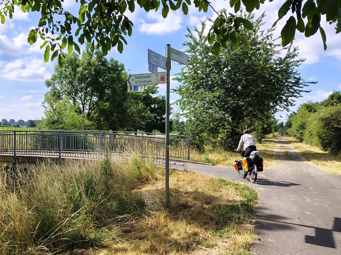 J17. Signalisation à destination des cyclistes, écriture verte sur fond blanc .