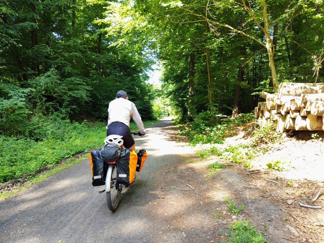 J17. J'apprécie quand la piste n'est pas bitumée, car quand tout est continuellement "trop" parfait , ça en devient monotone.