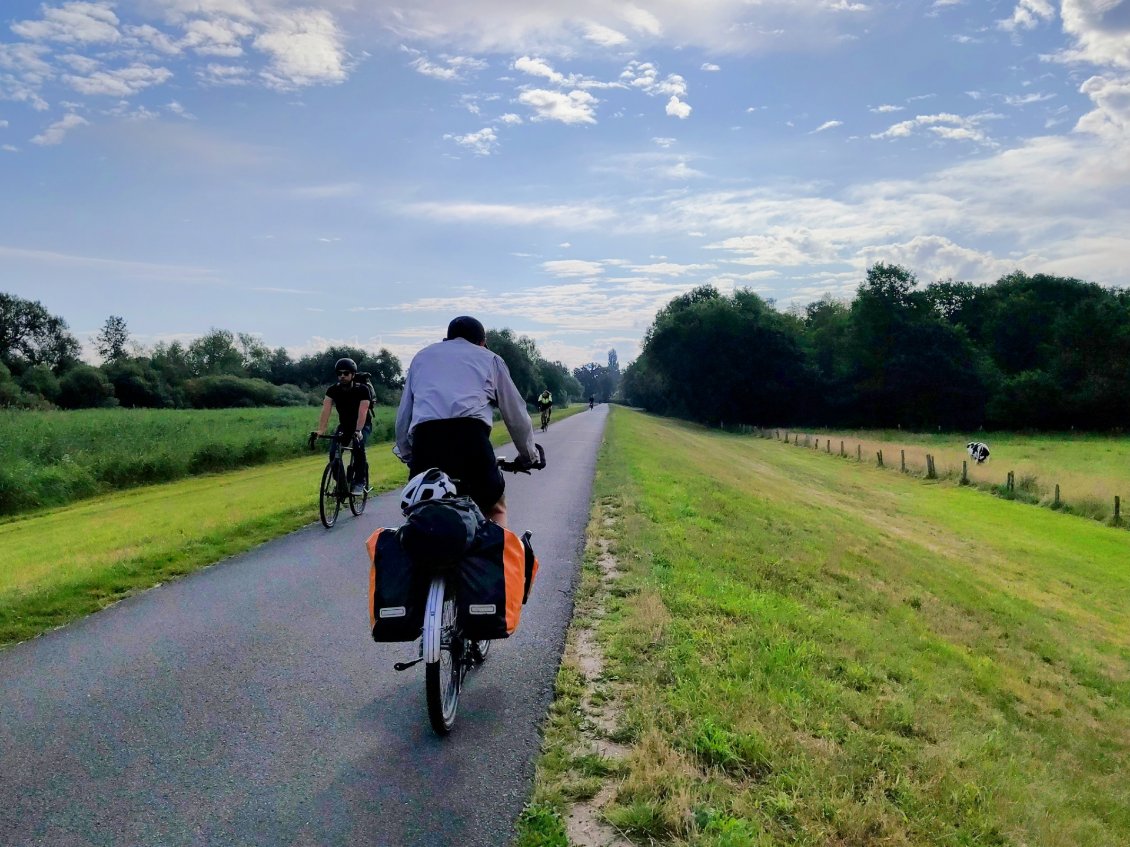 J28. La piste est empruntée par les résidents en périphérie urbaine qui se rendent au travail.