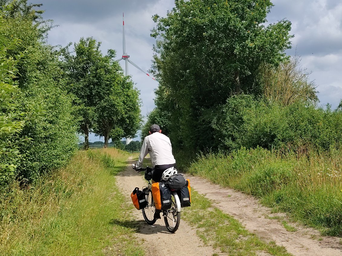 J28. La région est davantage ventée, et les éoliennes sont de plus en plus présentes.