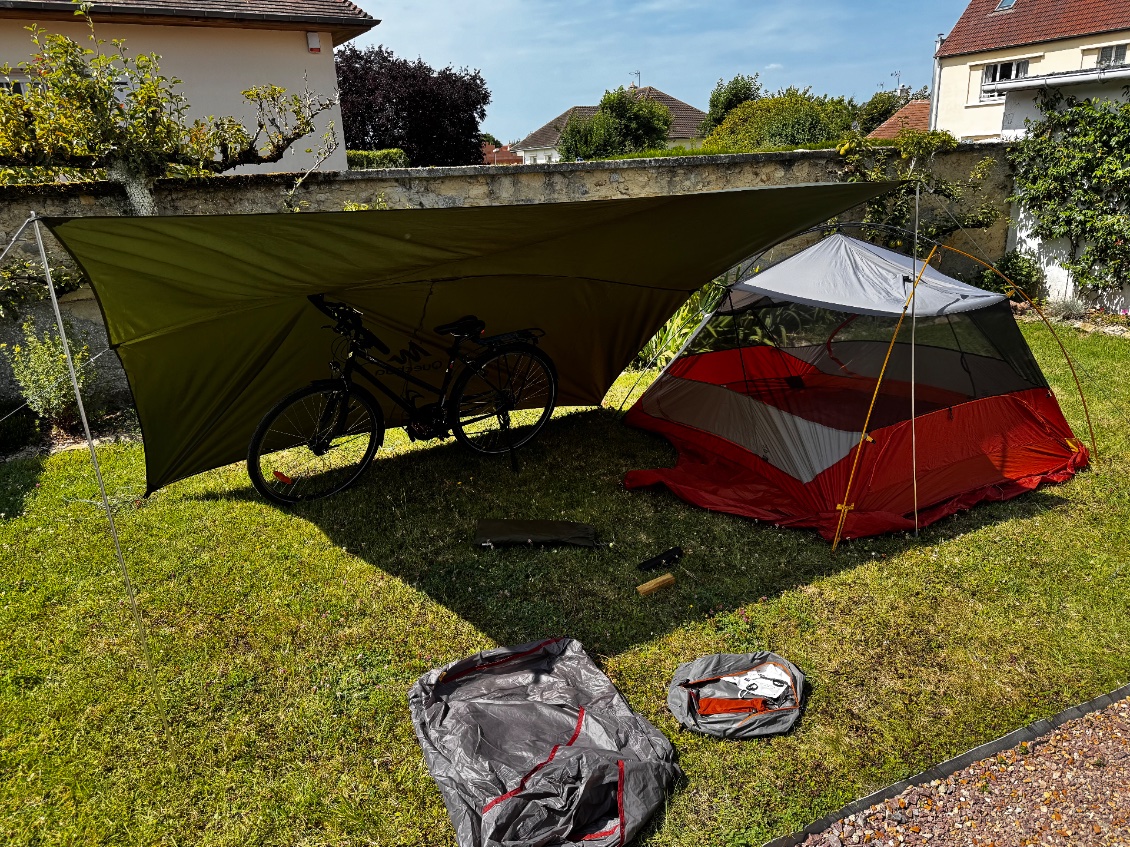 Essai d’association du Tarp et de la tente. Plus pour les cas de grosses pluies que pour se protéger du soleil 😎