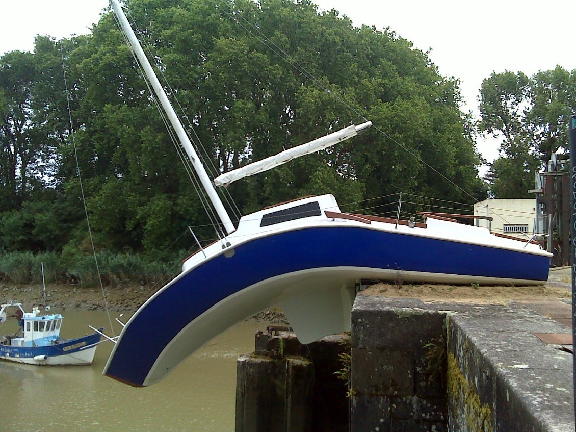 Bateau mou à l'écluse de la Martinière
