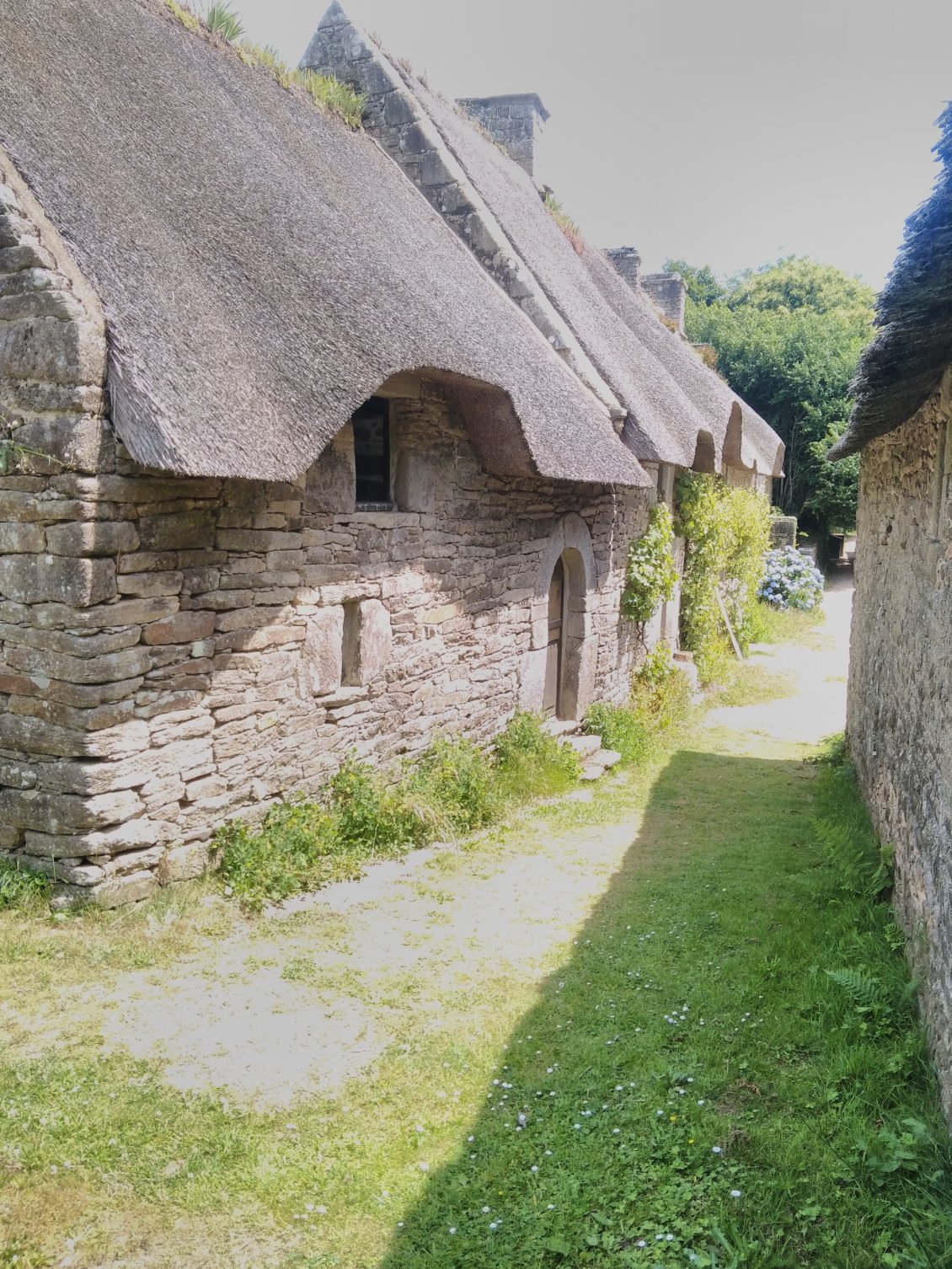 Chaumière dans le village restauré de Poul Fetan