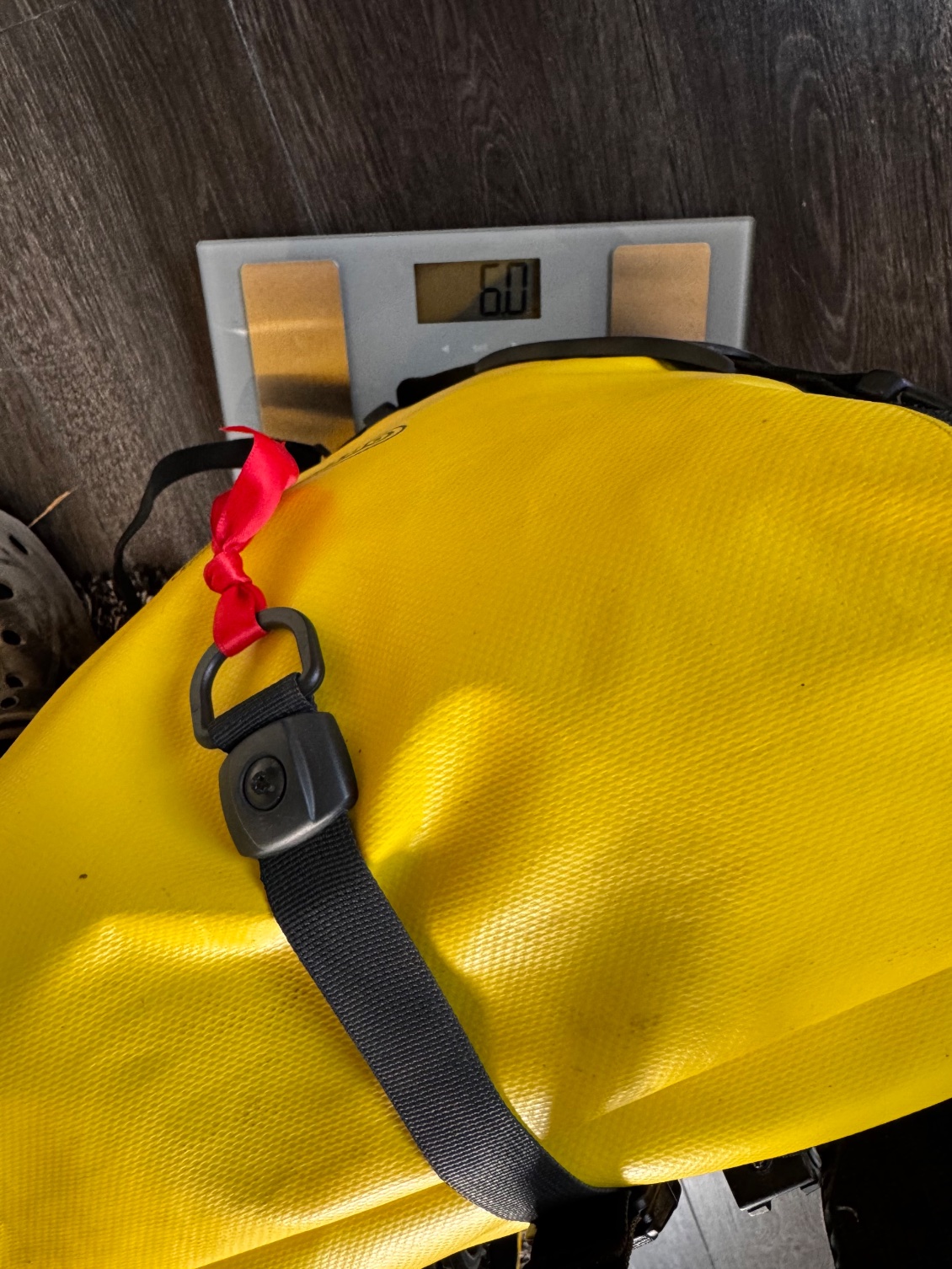 La chasse au poids reste modeste, on n’est pas en mode BUL (bicycle ultra Light) 😉. Moyenne des sacoches arrières 6,0 à 6,2kg, avec un Rackpak (sac boudin sur les sacoches) à 7,4kg pour le côté tente et 7,2kg pour la popote. Et + 2,5kg pour la sacoche de guidon. Soit environ 22kg au départ sans eau et approvisionnement que nous complèterons à Cork pour quelques jours d’autonomie. Nous repartirons mieux ces poids avec des sacoches de fourches que l’on sortira après les transports.