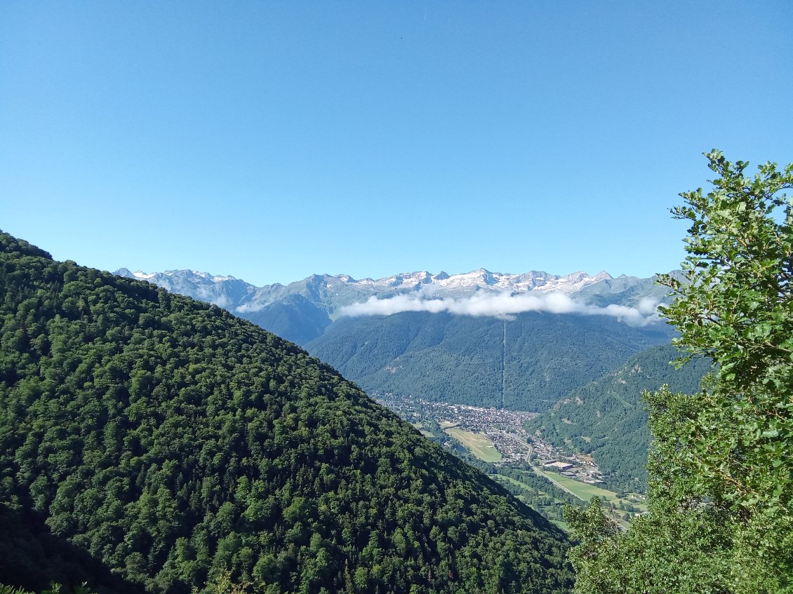 Vue sur Bagnère de Luchon et les sommets frontaliers