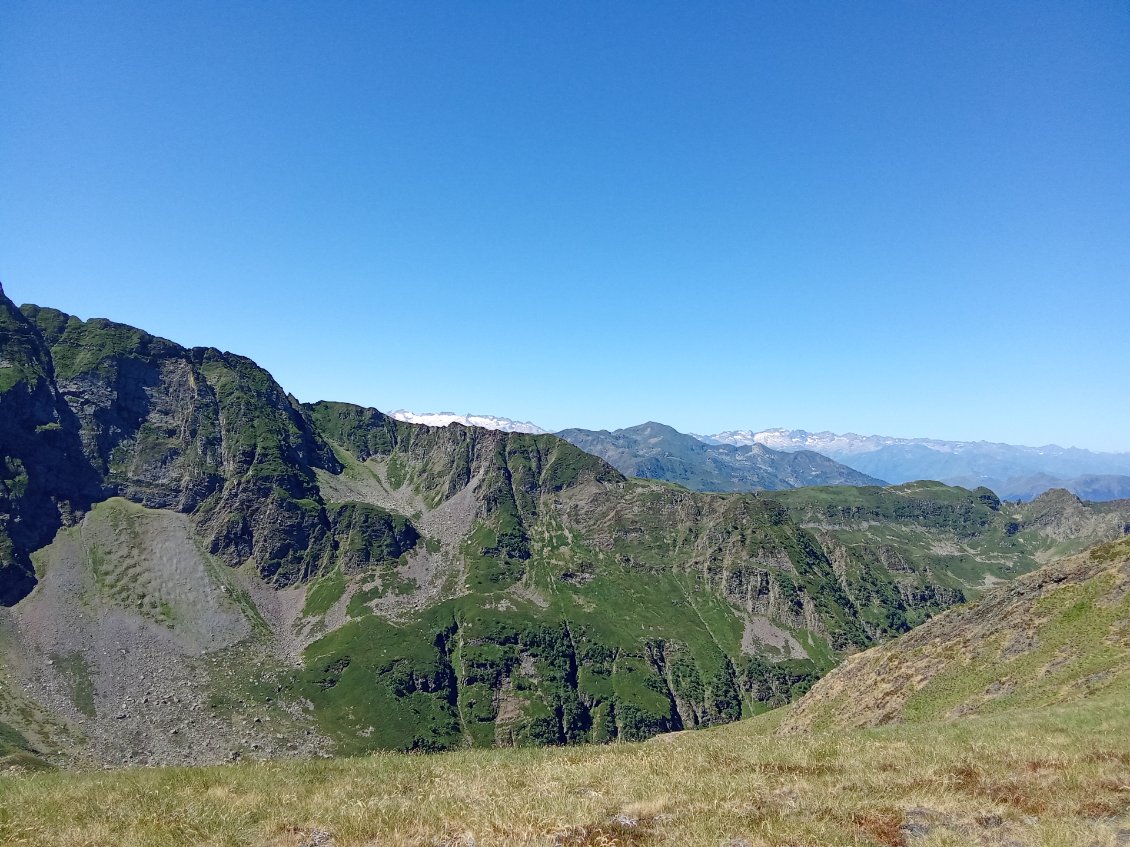 Vue du Pas de Bouc, au loin l'Aneto