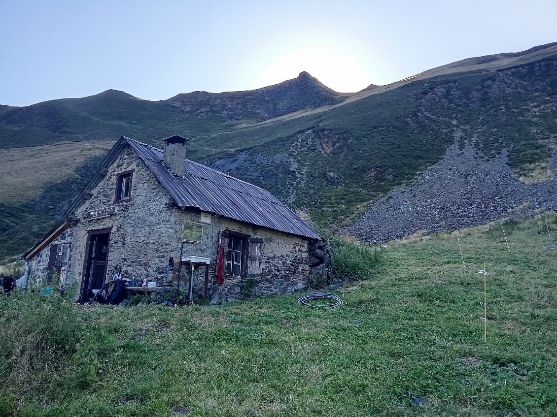 Cabane de l'Arech avec le col du même nom