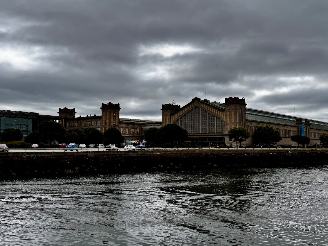 La cité de la mer, ancien terminal pour les transatlantiques qui accueille aujourd’hui un aquarium et un sous-marin, la base navale n’est pas loin et Cherbourg accueille un arsenal militaire important.