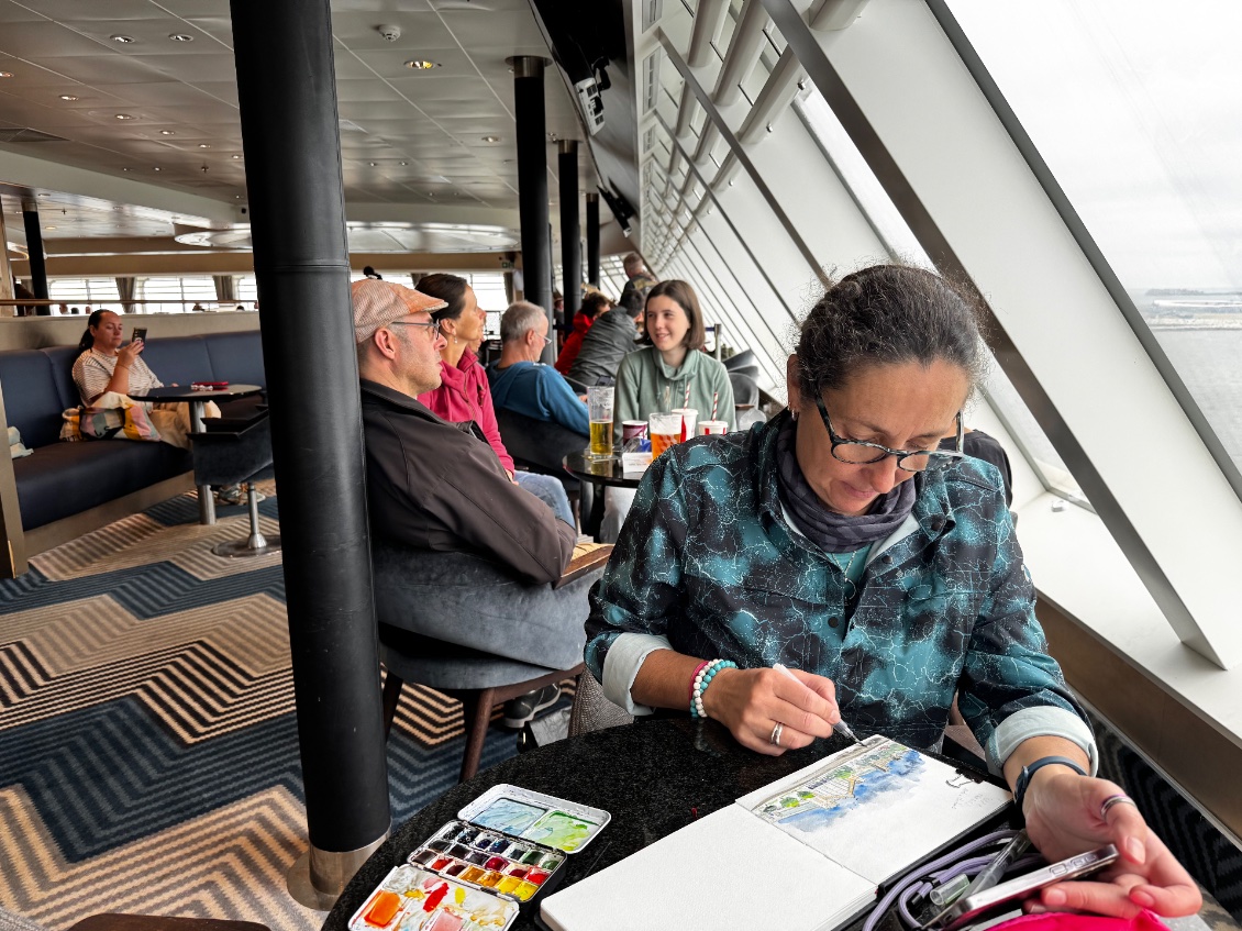 Magali peut terminer son aquarelle de la Cité de la mer.
