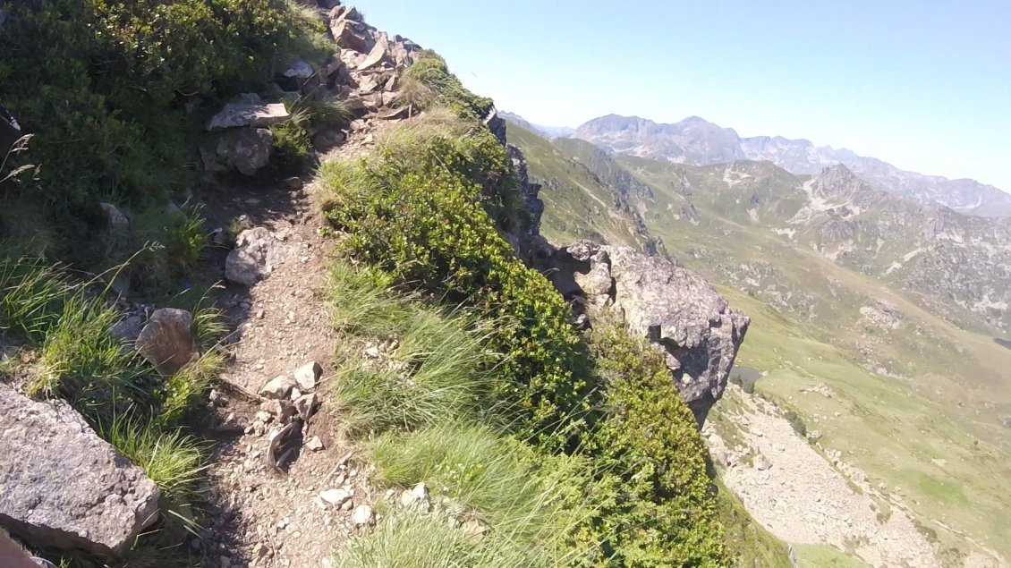 Passage un peu aérien sous les crêtes des Isards