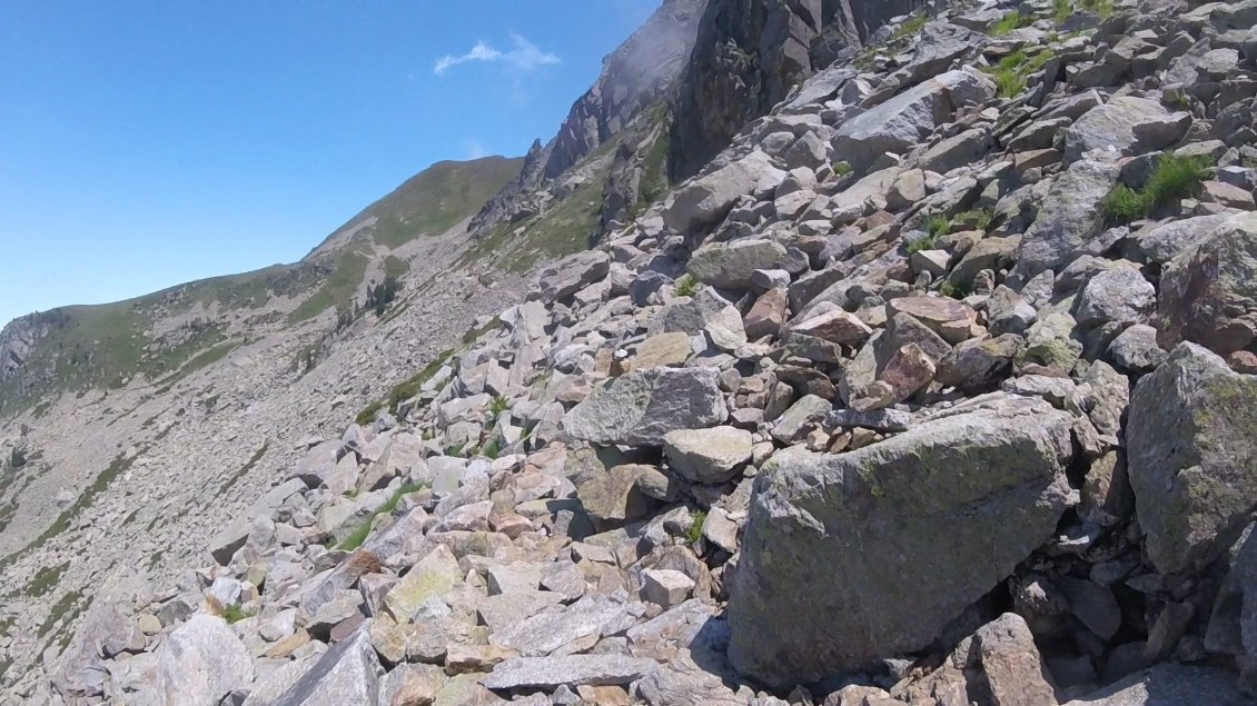 Pierriers avant les crêtes de la Lhasse