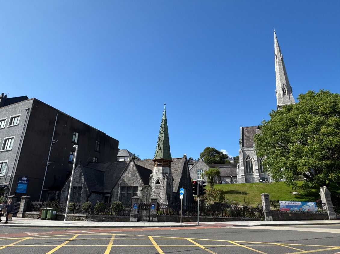 Petite église ou chapelle donnant sur un grand carrefour 