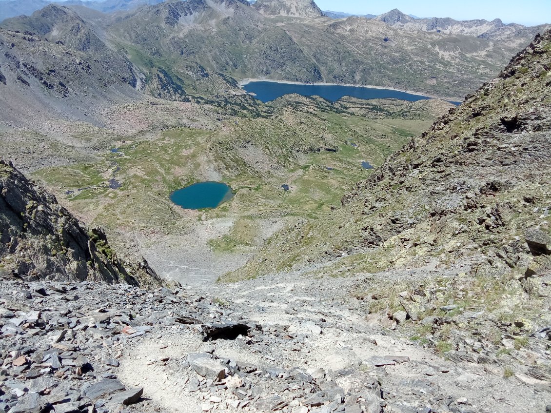Au fond le Lanoux, au centre l'étang de Forats, au 1er plan le sentier de montée