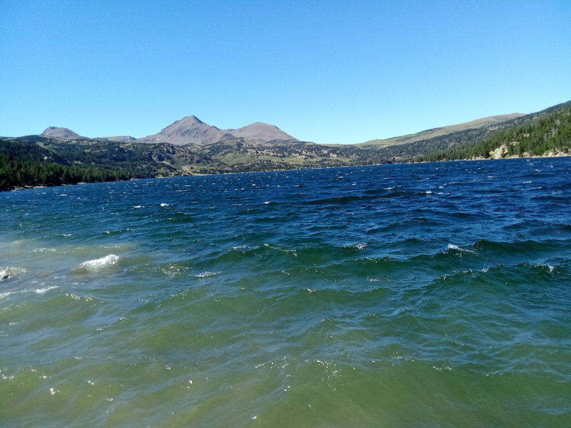 Quelques vagues et du vent sur le lac des Bouillouses