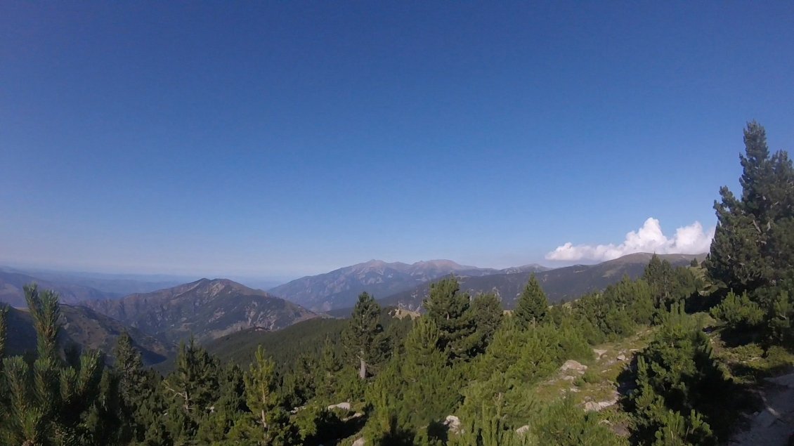 Au coll del Pall, le Canigou se dévoile un peu plus et au loin sur sa gauche la Méditerranée