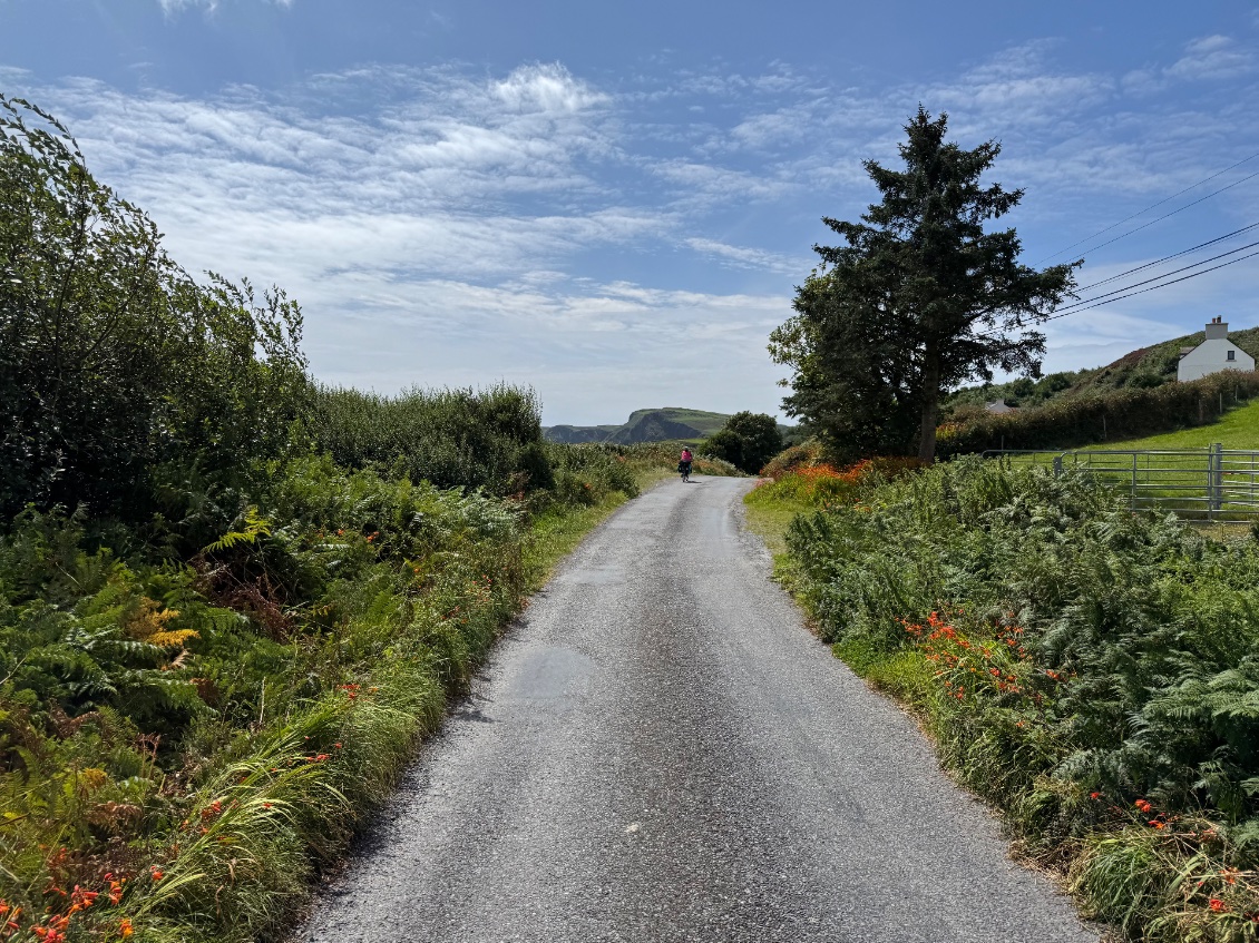 Au loin nous apercevons les premières falaises 