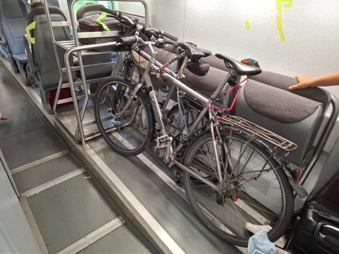 Emplacement vélos nettement plus spacieux dans le train régional Milan- Vérone, et il y en a plusieurs dans le train.